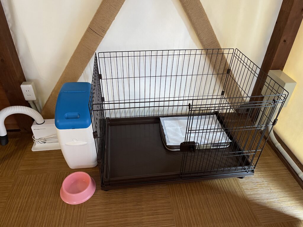 ドッグリゾートhaijmeのテラスサファリにあるワンちゃん用品。