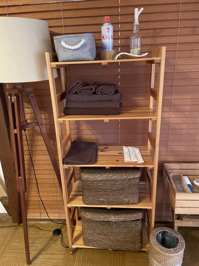 ドッグリゾートhaijmeのテラスサファリにあるアメニティの棚。ドライヤー、殺虫剤、ガムテープ、タオル、歯ブラシがある。