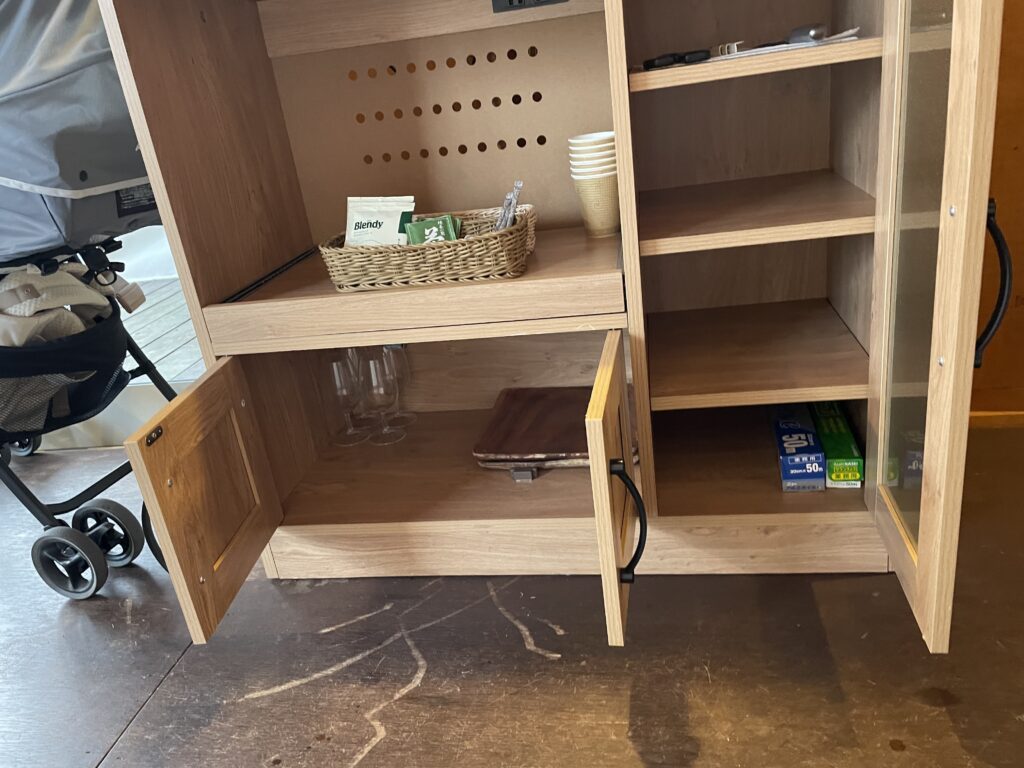 ドッグリゾートhajimeのテラスサファリにある食器棚。