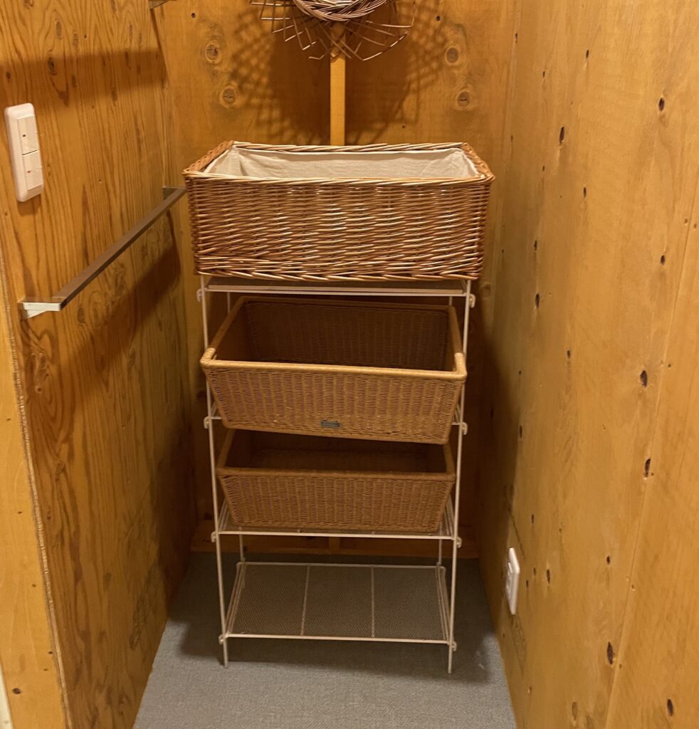 ドッグリゾートhaijmeのテラスサファリにある脱衣所。タオルはセットされていないので、寝室に置かれているものを持ってくる必要がある。