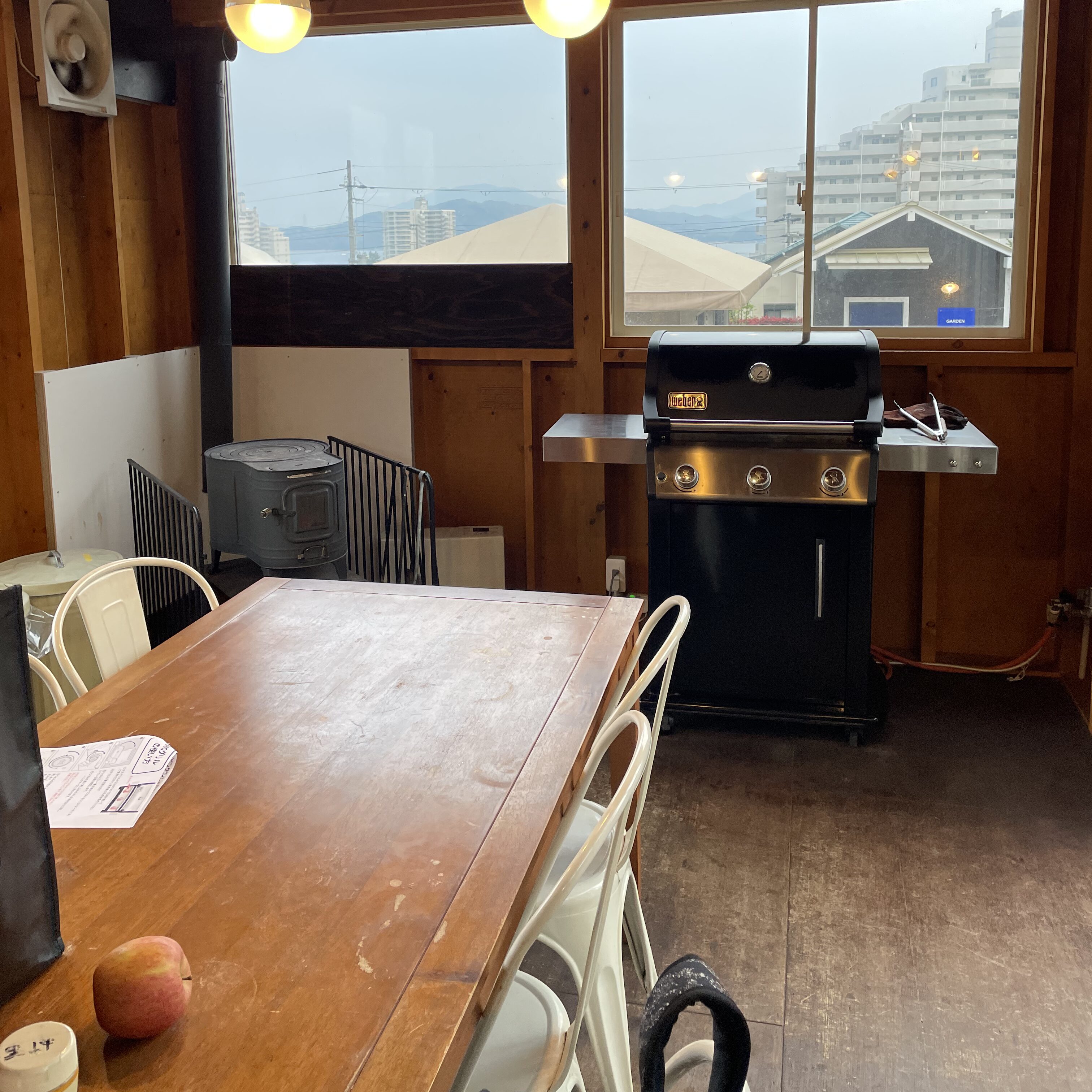 ドッグリゾートhajimeのテラスサファリのダイニング。テーブルとイスがある。