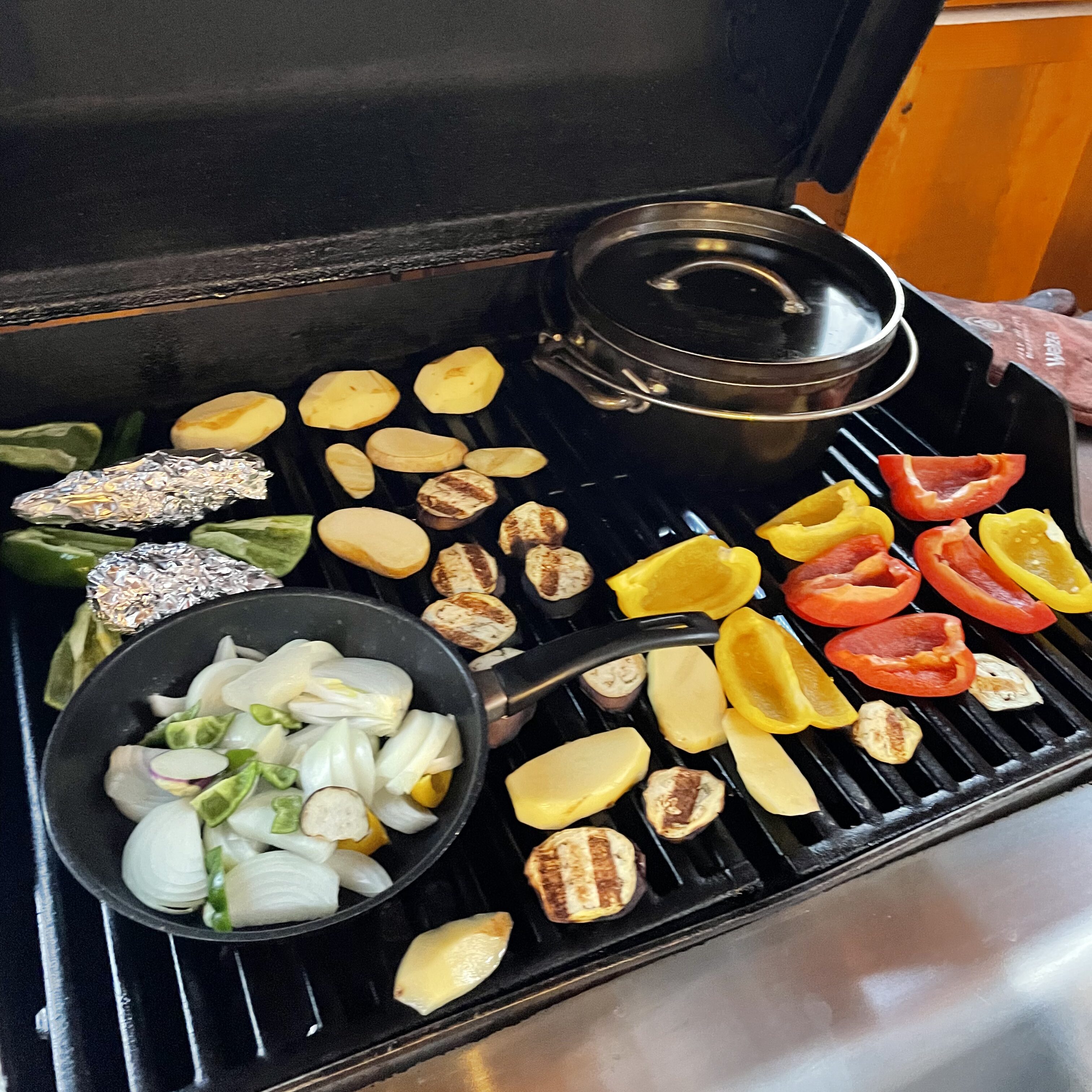 ドッグリゾートhaijmeでレンタルしたダッチオーブンでお米を炊いている。