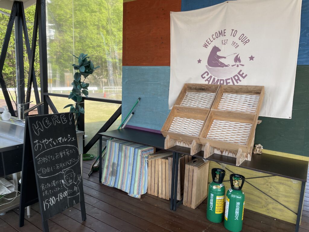 ドッグリゾートhaijmeのセントラルハウスにて実施されているお野菜マルシェ。15:00から18:00まで無料で野菜をもらうことが出来る。