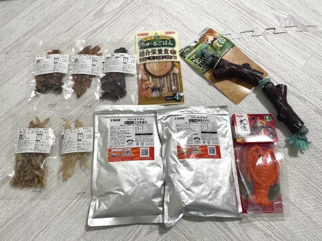 ペット王国2025で購入したもの。おやつは各100円、おもちゃはpetioのおもちゃくじで各500円。