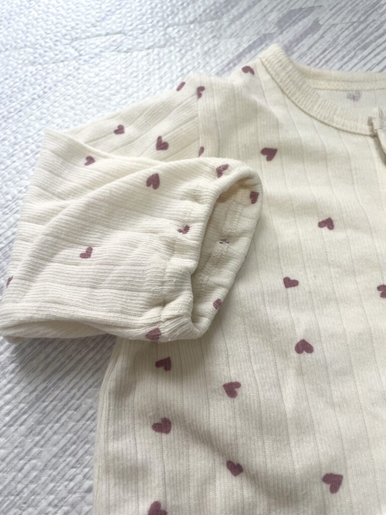 20回ほど洗濯した西松屋のベビー服の袖口。ゴムが伸び切っている。