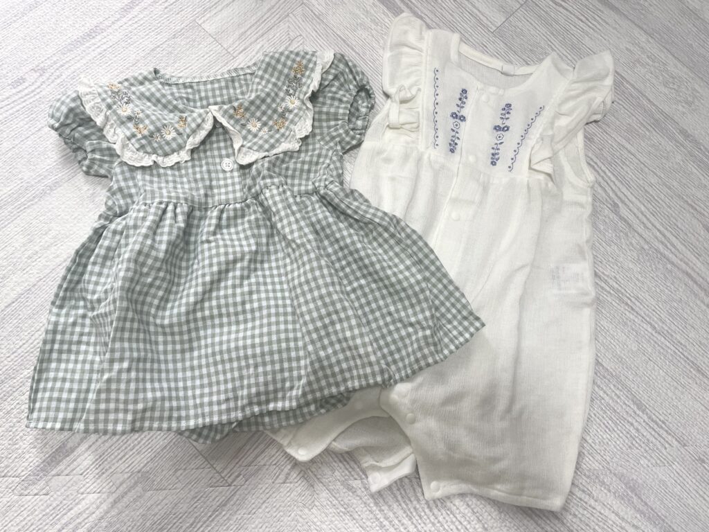 西松屋とバースデイで購入した80サイズのベビー服。