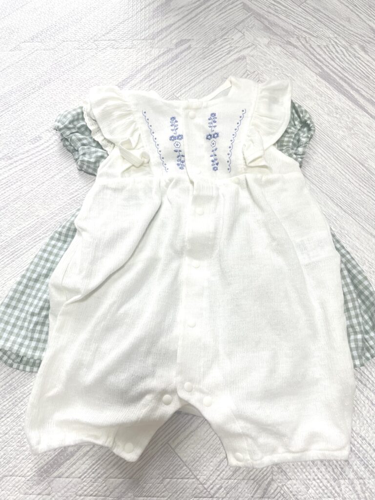 西松屋とバースデイのベビー服のサイズ感を重ねて比較。