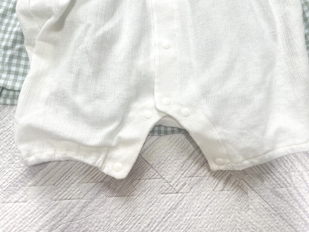 西松屋とバースデイのベビー服のサイズ感を重ねて比較。股下までの長さは同じくらいだったことから、西松屋とバースデイのベビー服のサイズ感に大きな違いは無いと言える。